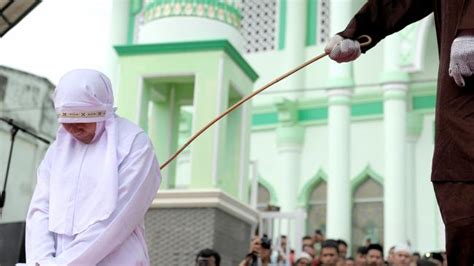malaysian muslim lesbian couple caned in public punishment