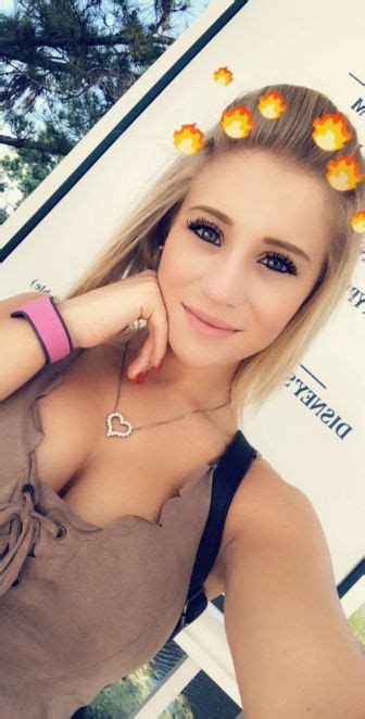 lizzy wurst cleavage and sexy 11 pics sexy youtubers