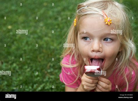 Kleines Kind Blondes Mädchen Lecken Ein Eis Porträt Grünen Rasen