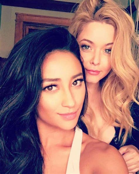Emily Fields And Alison Dilaurentis Little Liars Pretty Little Liars