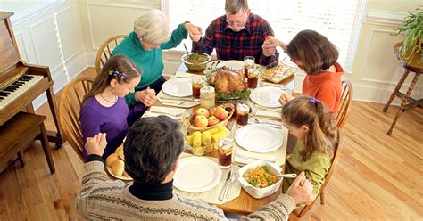 family dinner adds   benefits  adolescents