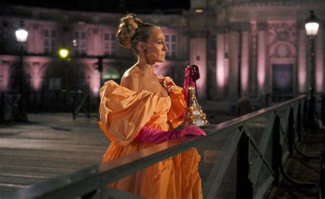 Carrie Bradshaw Uses Eiffel Tower Bag As Urn In Ajlt Season Finale