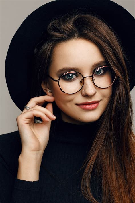 Pin By Gin Elgin On Girls In Glasses Portrait Photography Ideas For