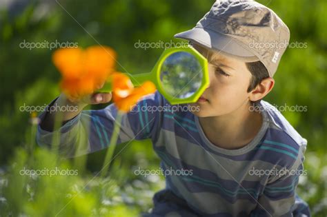 kind observeren van de natuur met een vergrootglas stockfoto  freeprod