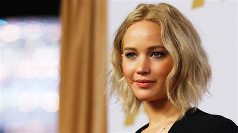 jennifer lawrence forced to apologise for hawaiian rock butt
