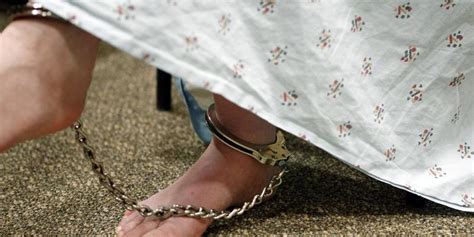 Iowa Senate Oks Plans For Rules Restricting Use Of Handcuffs On