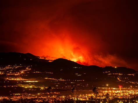thousands evacuated  fires rage  tenerife  spains canary islands