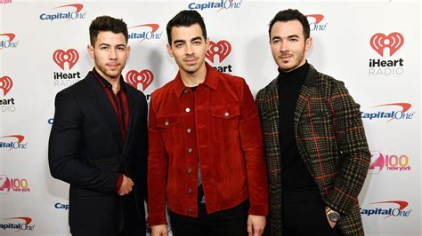 jonas brothers announce   coming  tampa  october wfla