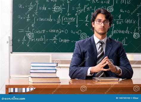 le jeune professeur de maths masculin dans la salle de classe photo stock image du homme