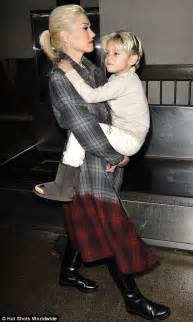 Gwen Stefani Has No Problem Carrying Her Four Year Old Son Kingston