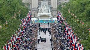 brolly ban fails to dampen enthusiasm at queen s 90th birthday street party daily mail online