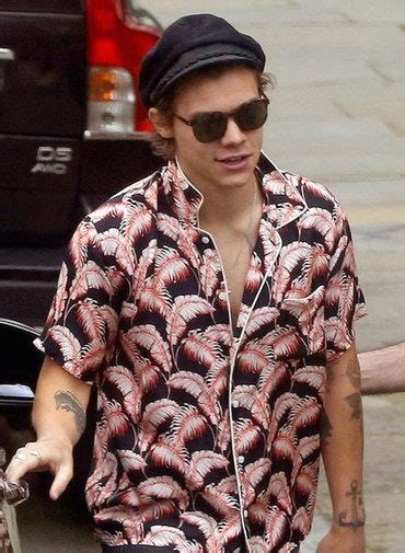 10 Of Harry Styles S Best Genderless Style Moments Teen Vogue