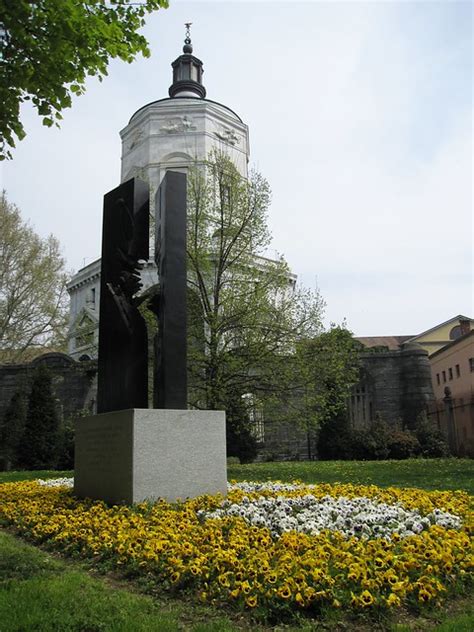 world war monuments  modern monument   flower bed flickr