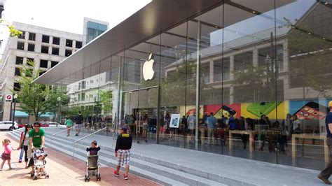 video apples massive retail store  portland dwarfs  microsoft shop  door geekwire