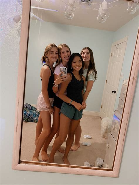 Mirror Selfie Best Friend Pictures Photos To Recreate Cute Outfits