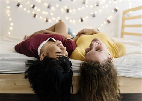 your guide to getting along with your first roommate in college lifestyle