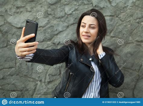 Linda Mulher Tirando Uma Selfie No Telefone Foto De Stock Imagem De