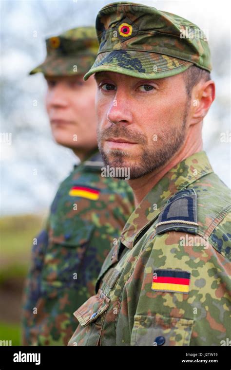 zwei deutsche soldaten sieht auf die seite stockfotografie alamy
