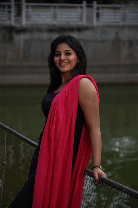 actress anjali hot in saree navel pics sexy wallpapers