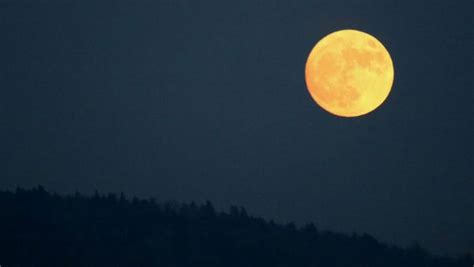giant supermoon rise on monday morning closest to earth since 1948 high country press