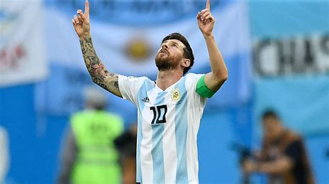 messi shocks world cup journalist with ribbon sent to him by reporter s mother mad tatafo