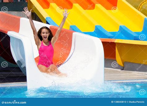 joyful teenage girl    water    water splashing