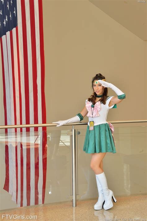 sailor jupiter cosplayer showing her butt plugged ass for