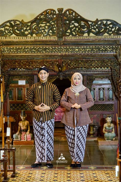 Pose Foto Prewedding Formal Dengan Baju Busana Adat Jawa Lurik Hijab Di