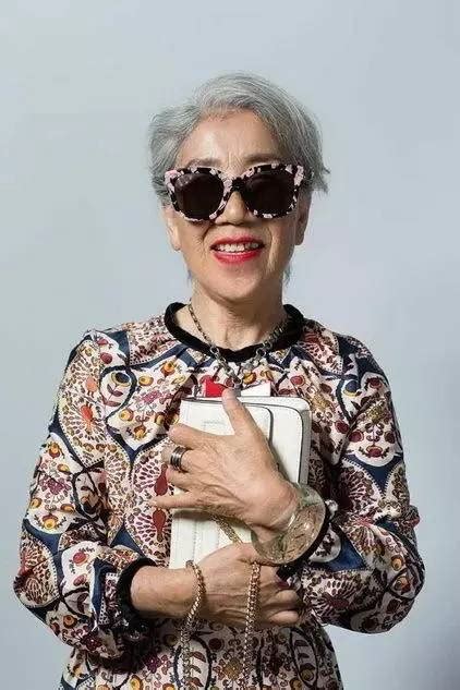 80 year oldwomanamazesinternetwithelegantstyle 搜狐
