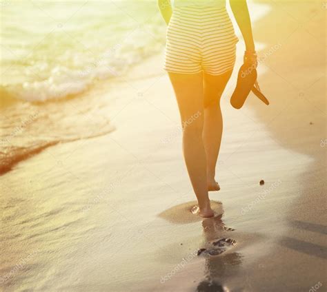 Viaje A La Playa Mujer Caminando En La Playa De Arena