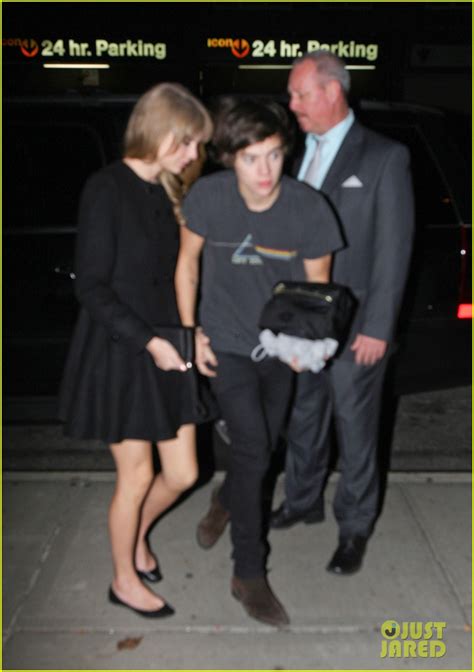 taylor swift and harry styles holding hands after 1d concert photo
