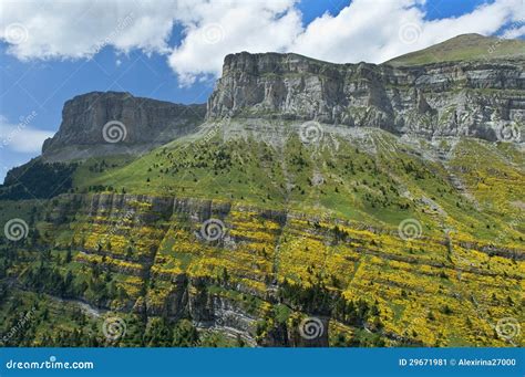 landschap  de spaanse pyreneeen stock afbeelding image  europees groen