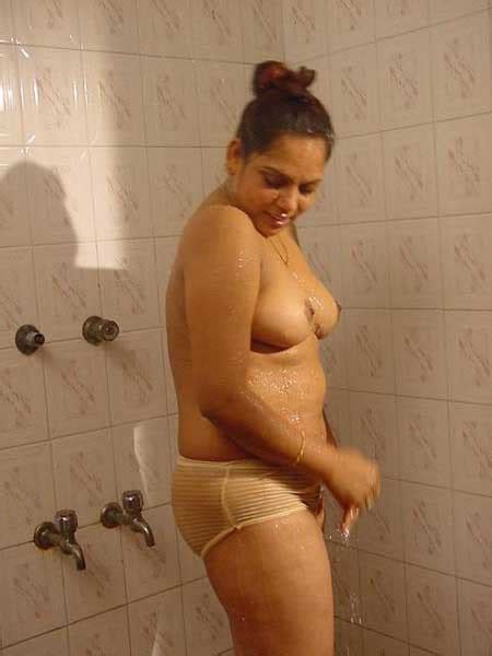 lucknow bhabhi ke sexy bathroom pics desi boobs photos