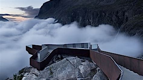 wie durft spectaculair uitzichtpunt op  meter hoogte  noorwegen rtl nieuws