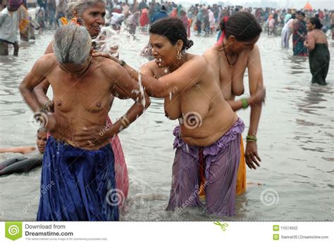 hindu women bathing