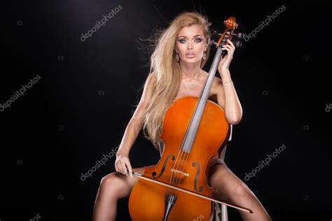 Sexy Musicus Met Cello — Stockfoto © Pawelsierak 67159671