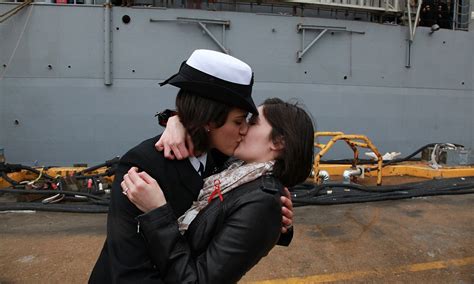 Us Navy Women Share First Gay Kiss Lesbian Couple S Homecoming Kiss As