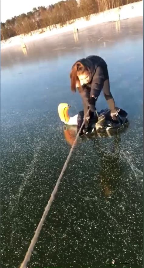 dumpertnl lekker spelen op het ijs