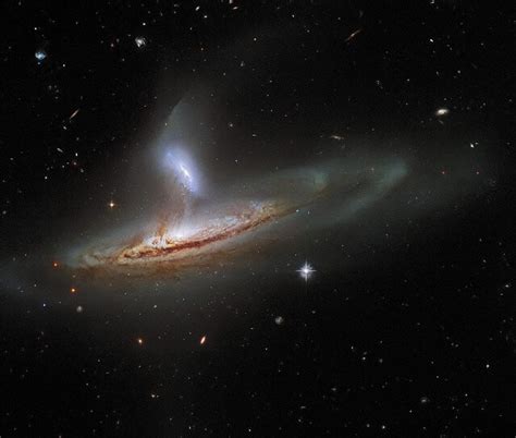 相互作用する大小2つの銀河。ハッブルが撮影した特異銀河「arp 282」 ライブドアニュース