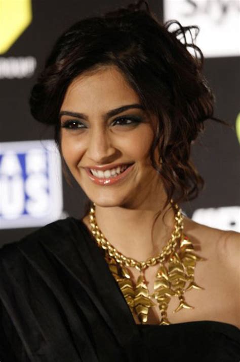 movie hub bollywood actress sonam kapoor hot photos