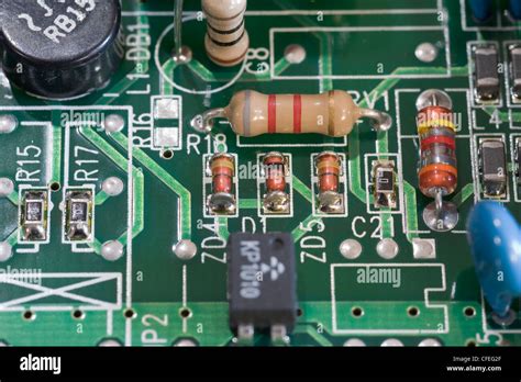 elektronisches bauelement widerstand neben dioden und andere elektronik bauteile auf einer