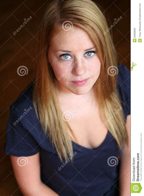ragazza teenager di redhead con i freckles immagine stock immagine di persona luce 20959629