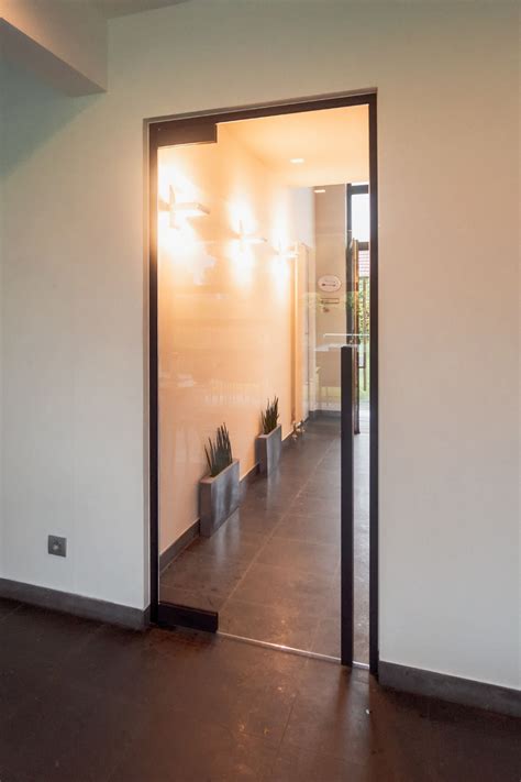 moderne glazen deur met zwarte handgreep bko omlijsting en scharnieren decor interior design