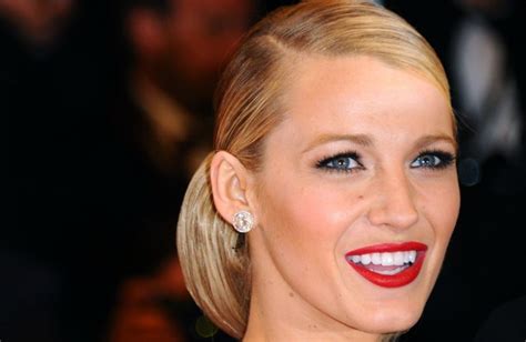 blake lively proves you can be very pregnant and still