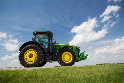 john deere introduces     series tractors agrilandie
