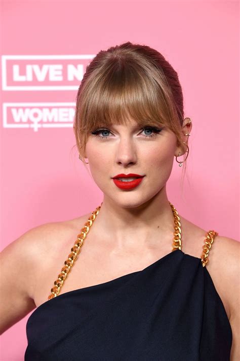 Taylor Swift Taylor Swift At 39th Annual American Music Awards In Los