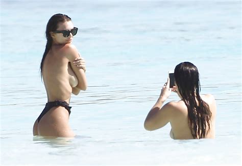 超有名モデル、海外のビーチで乳首丸出しで遊んでいた所を撮影される・・・（24枚） ポッカキット