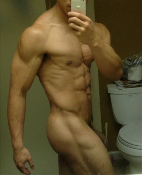 muscle hunk s selfies queerclick
