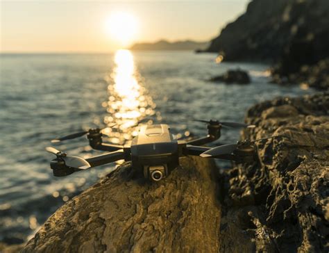 yuneec mantis  foldable  travel drone gadget flow