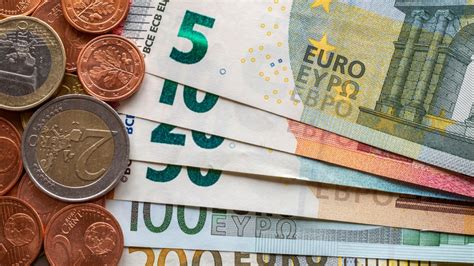 eurusd euro shrugs  forecast beating ez growth currency
